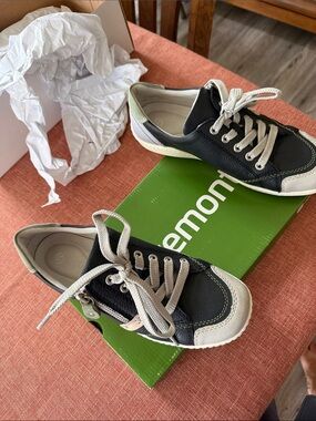 Remonte Black and Cream Low-Top Lace-Up Sneakers